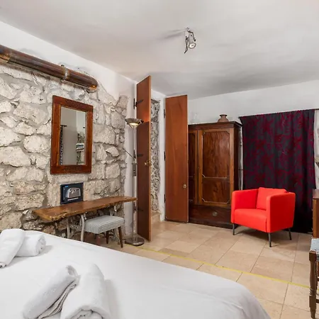 House Cave Romana * Pola