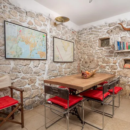 House Cave Romana * Pola