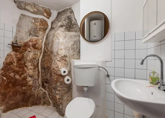 House Cave Romana * Pola