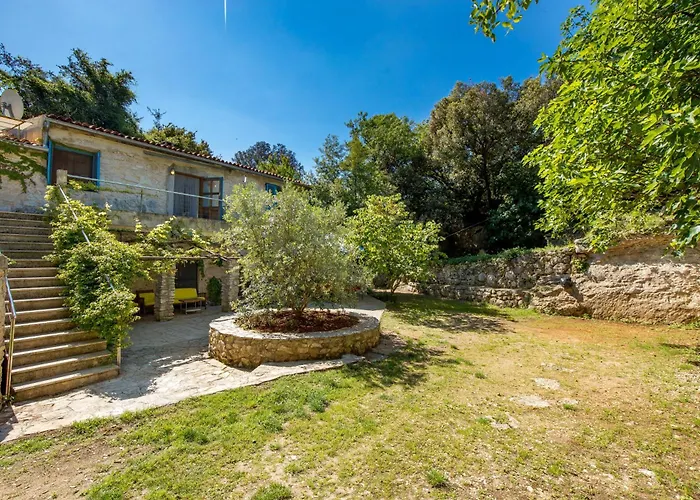 בית נופש House Cave Romana