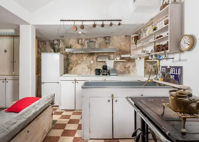 בית נופש House Cave Romana *