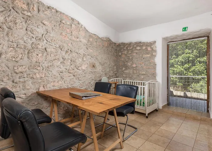 House Cave Romana *