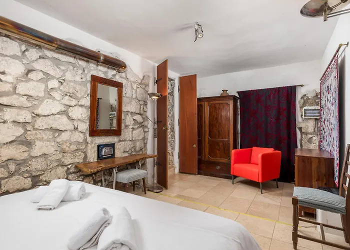 House Cave Romana * פולה