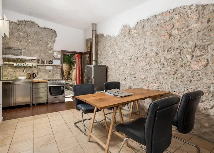 House Cave Romana