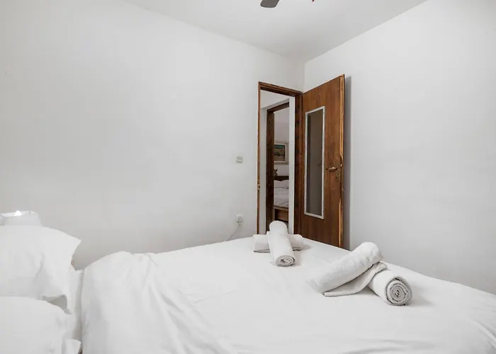 בית נופש House Cave Romana