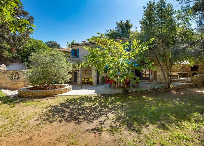 בית נופש House Cave Romana *