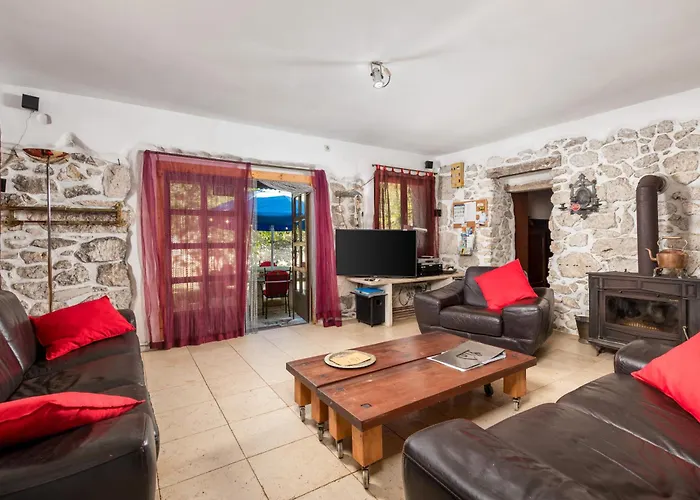 בית נופש House Cave Romana