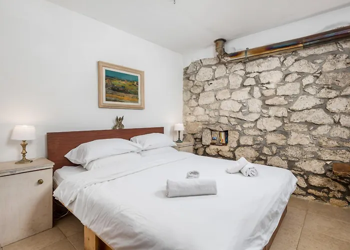 בית נופש House Cave Romana *