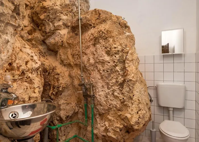 House Cave Romana בית נופש פולה