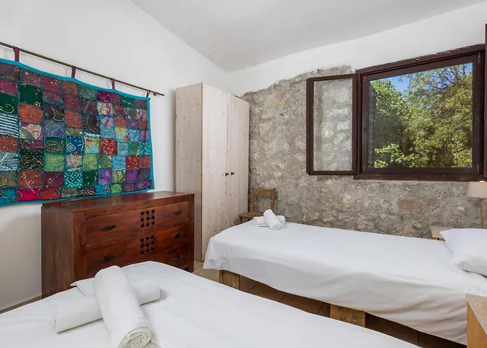 בית נופש House Cave Romana