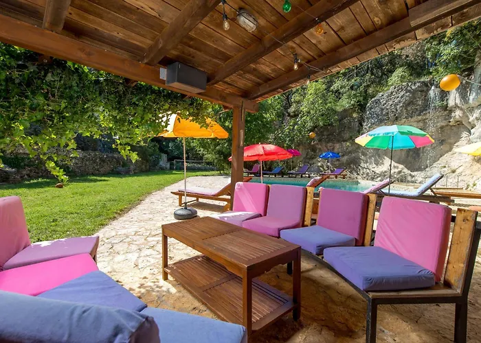 בית נופש House Cave Romana *