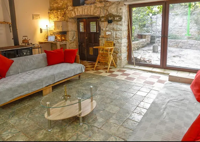 בית נופש House Cave Romana *