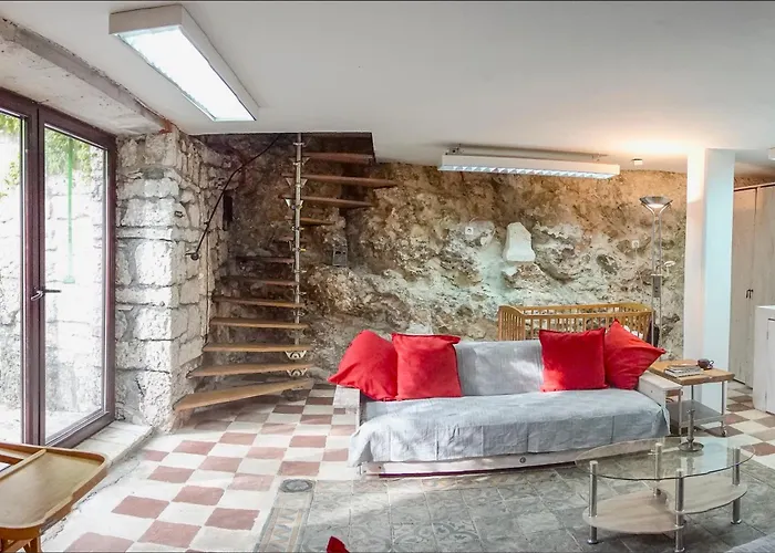 House Cave Romana * פולה