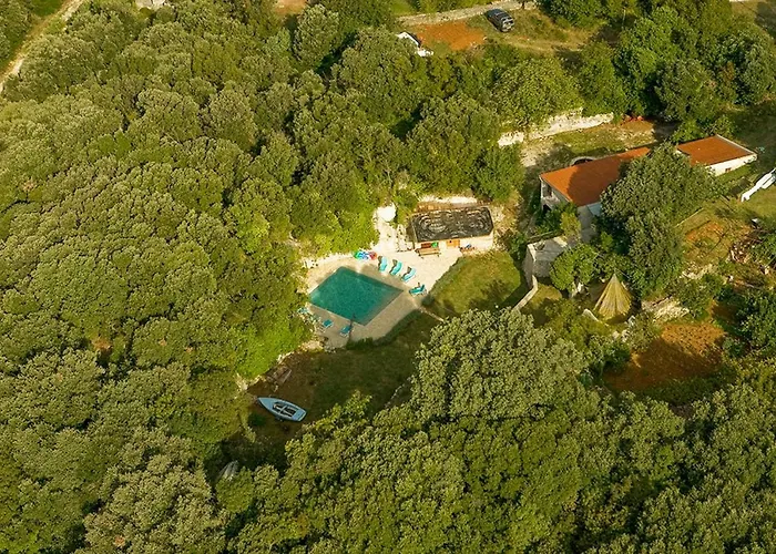 בית נופש House Cave Romana